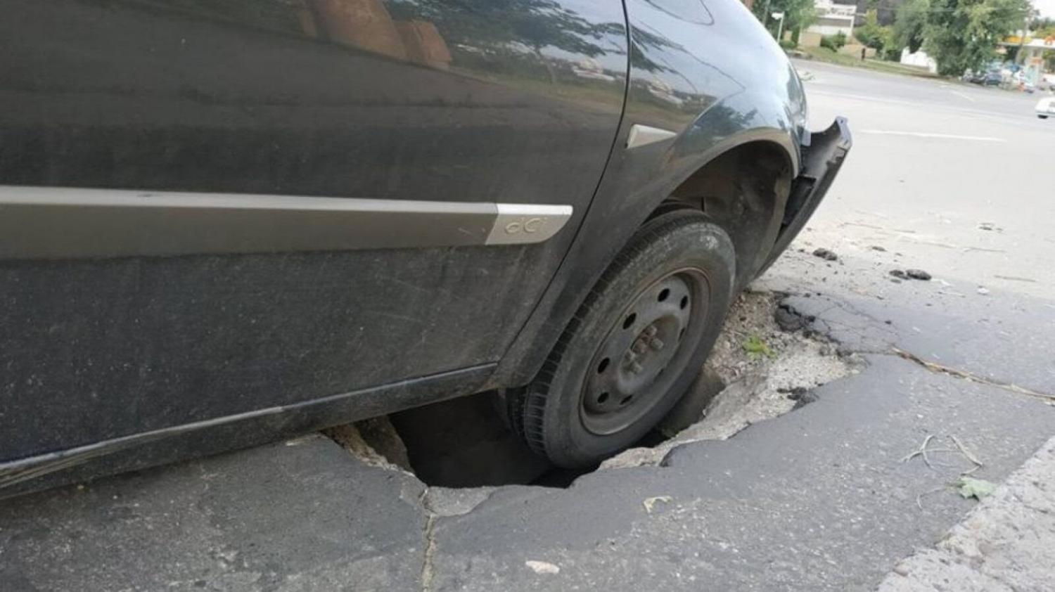 Как получить компенсацию за ДТП, при попадании автомобиля в дорожную яму?